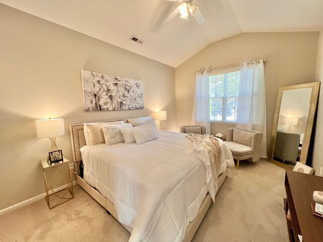 Building Photo - Beautiful 3BD, 2.5BA Raleigh Townhome in t...