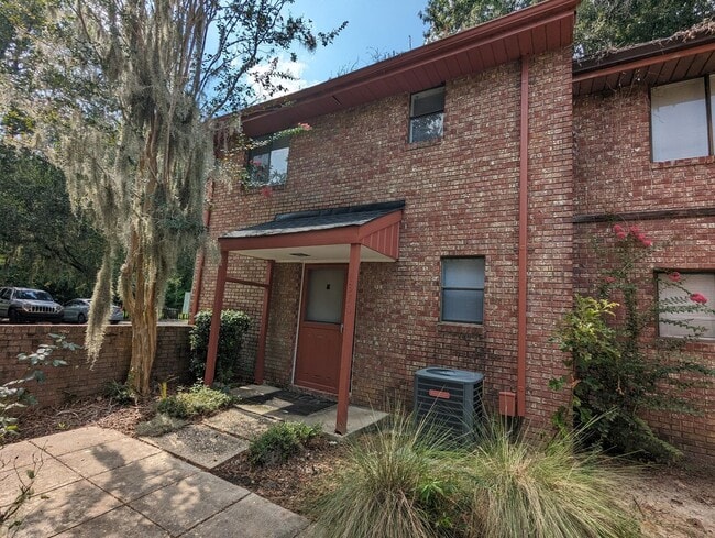 Building Photo - Private Fenced Yard + 3BR Townhome – Great Location!