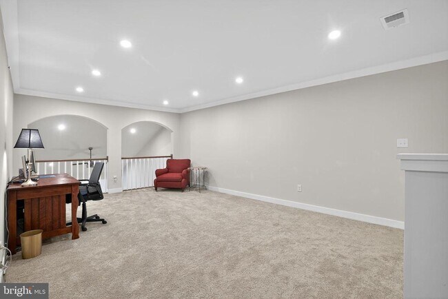 Building Photo - 701 Cascade Way