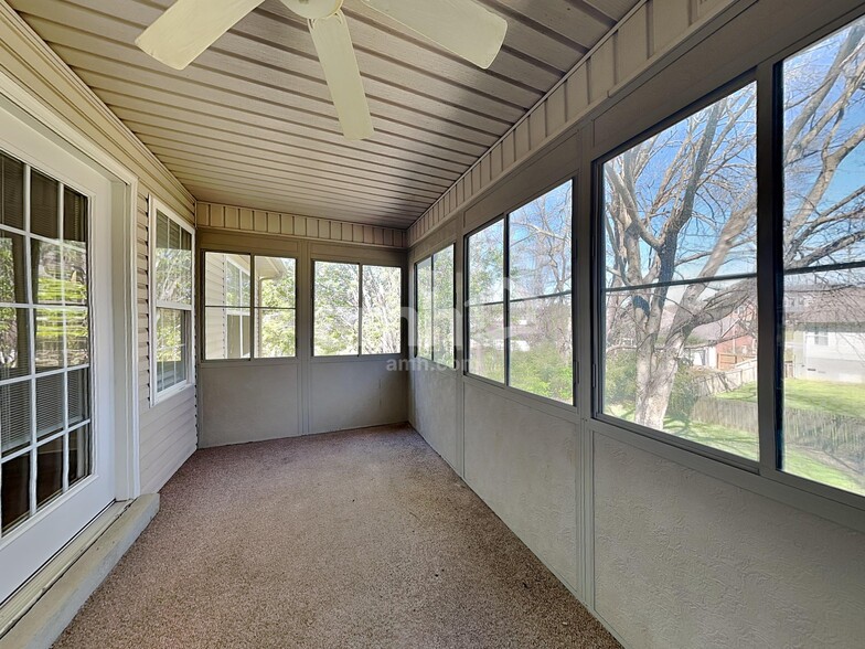 Building Photo - 560 Summit Way