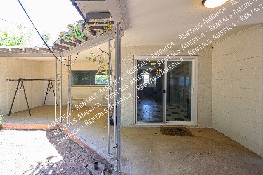 Building Photo - 708 E 2nd St