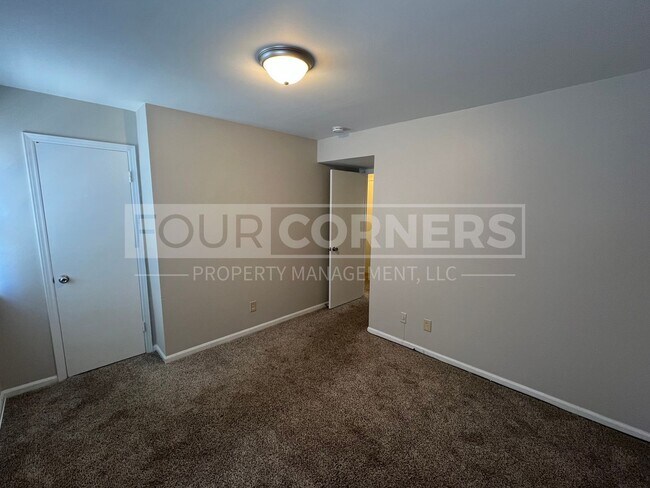 Building Photo - Lovely 2 Bedroom 1.5 Apartment