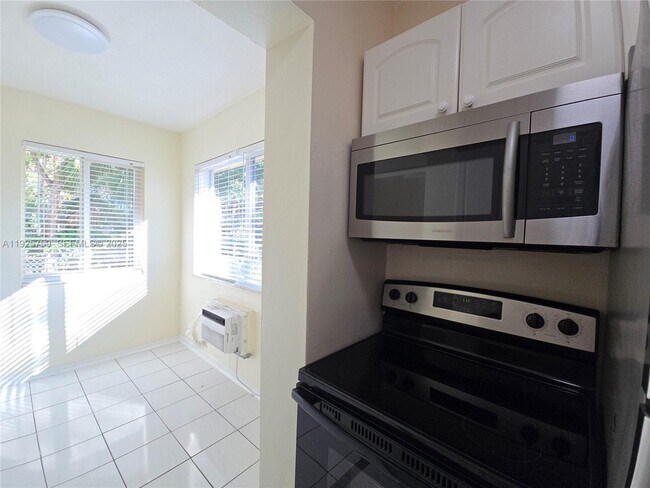 Building Photo - 1942 Monroe St