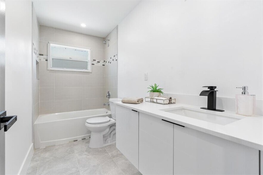 Building Photo - 4920 NW 83rd Ter