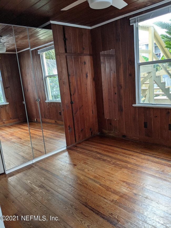 Building Photo - 2224 Ocean Dr S