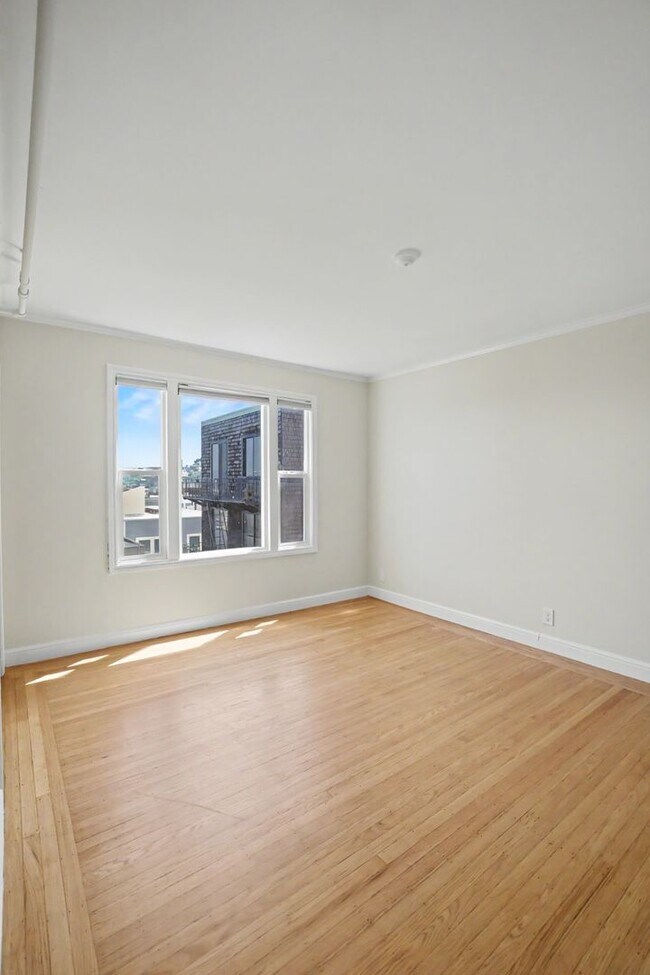 Building Photo - RENOVATED 3BR w/ Dining Room. VIEWS! Parking Avail., FREE Laundry!