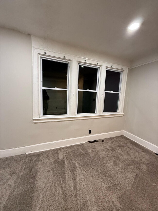 Building Photo - Bright & Cozy 3-Bed Duplex for Rent in Detroit