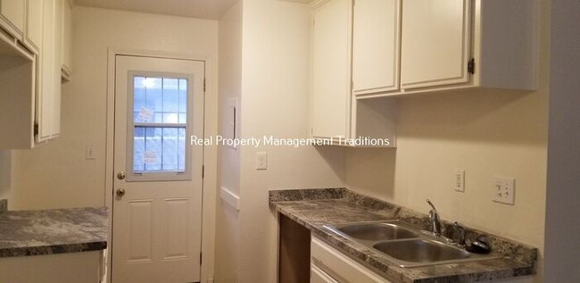 Building Photo - Upgraded 3 + 1 Apartment in Rosamond