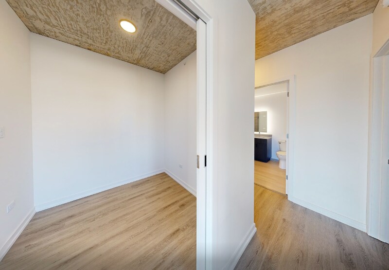 Building Photo - 454 W Chicago Ave