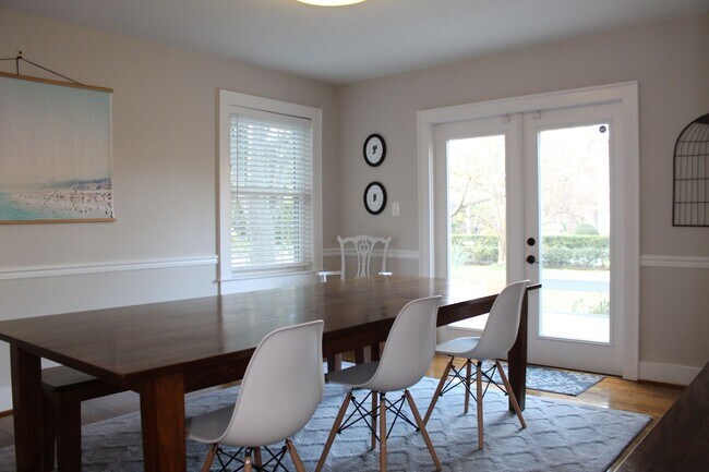 Building Photo - LARCHMONT