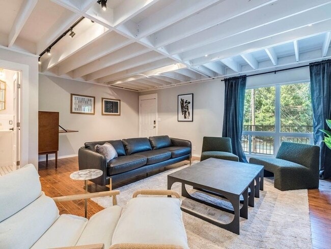 Building Photo - 500 E Riverside Dr