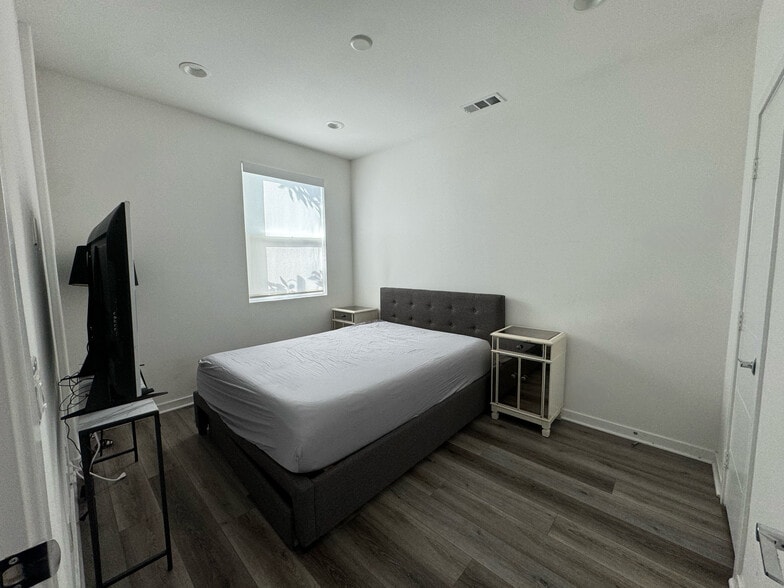 guest bedroom - 13031 Centre Dr