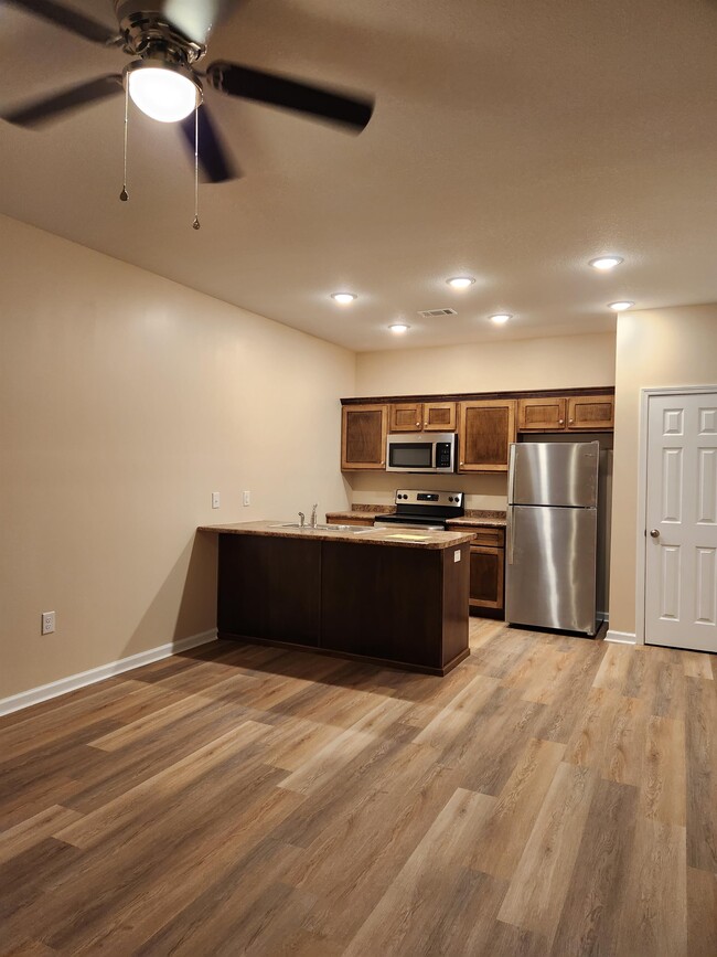 Building Photo - 719 N 5th St