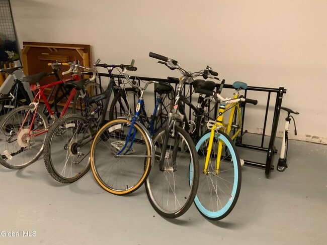 Building Photo - 733 Broadway