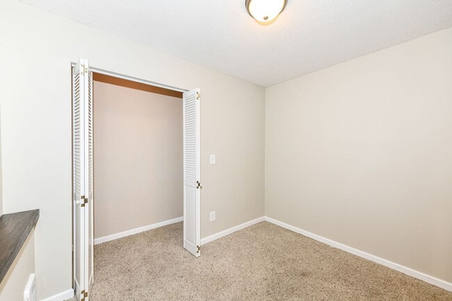 Building Photo - 2 Bed 2 Bath Townhome in Broad Ripple! Nature Trails!