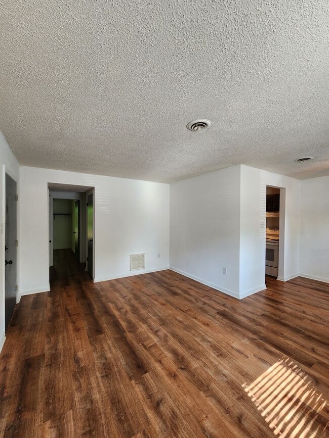 Building Photo - Downstairs Apartment in Black Mountain!