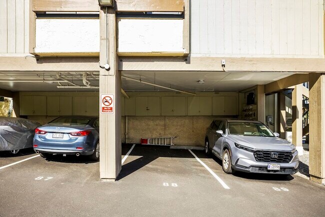 Building Photo - 370 Kawaihae St