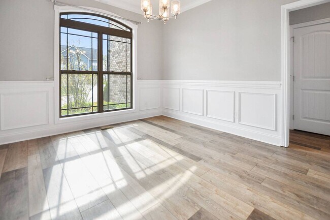 Building Photo - Pet Friendly Three Bedroom with Bonus!