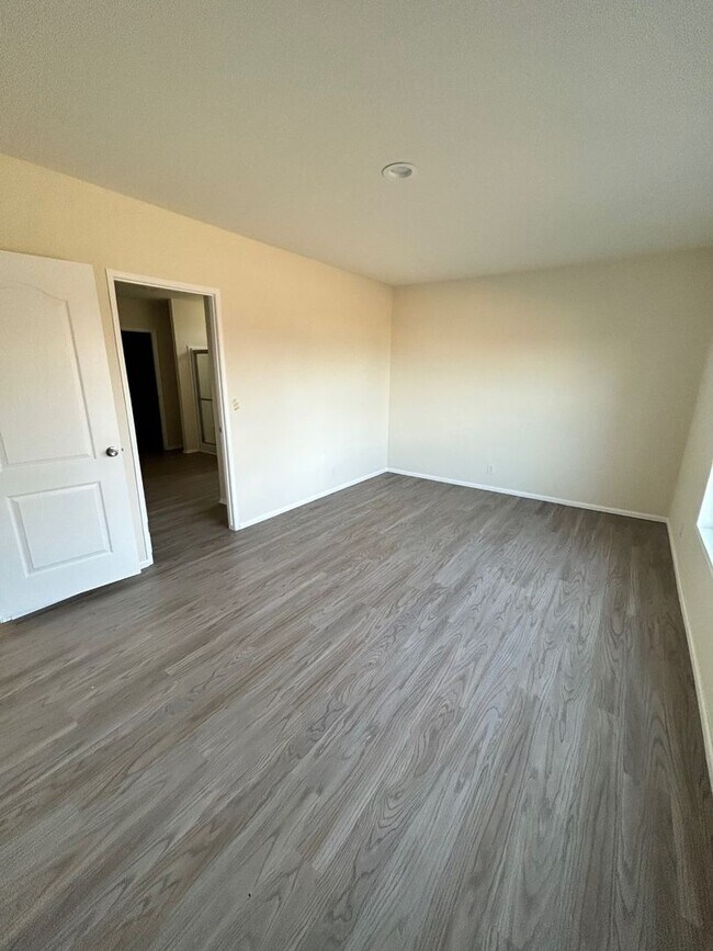 Building Photo - Large Spacious 5 Bedroom House with Fenced Yard