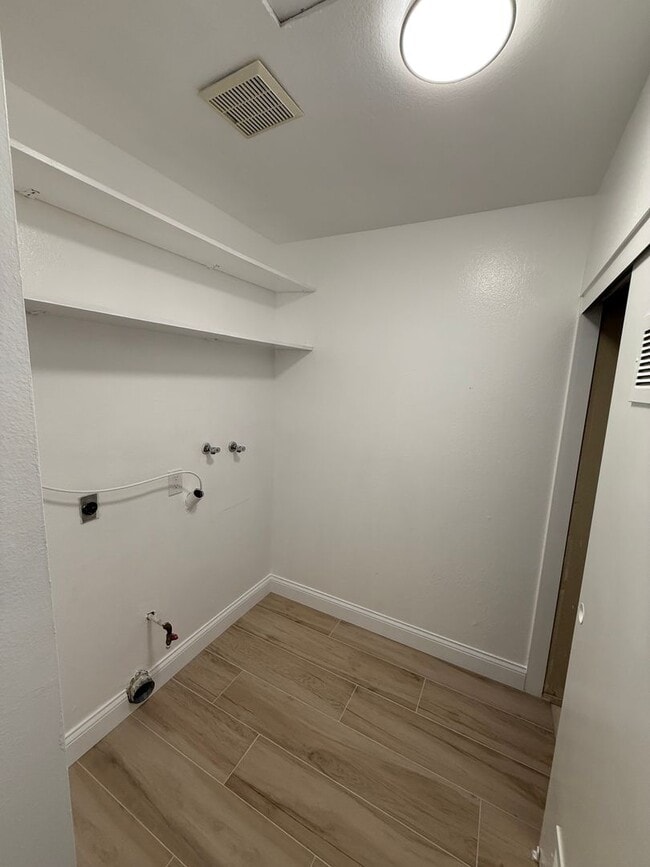 Building Photo - Remodeled 2-Bedroom Townhome in Tierrasant...