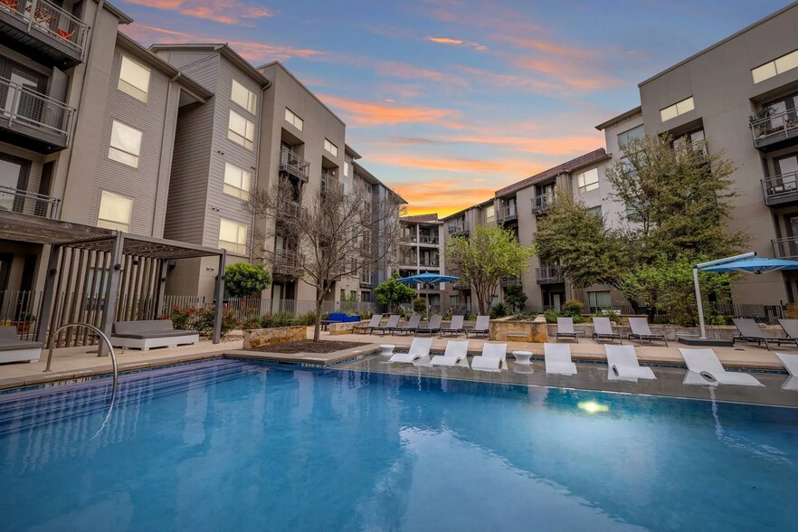 Building Photo - 810 W St Johns Ave