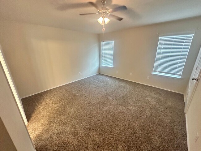 Building Photo - AVAILABLE NOW ! 1 WEEK FREE MOVE IN SPECIAL