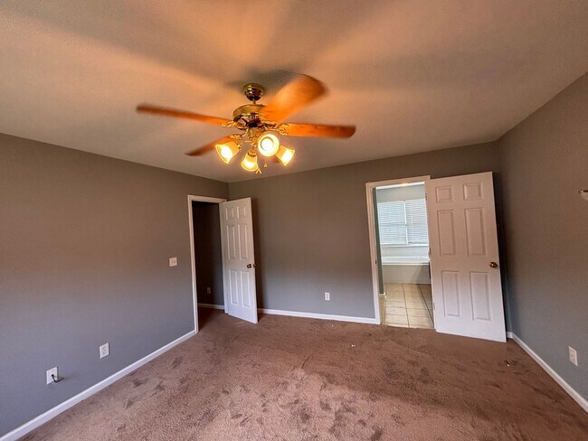 Building Photo - 5 Bedrooms- 3 Bathroom- House in West Rome!