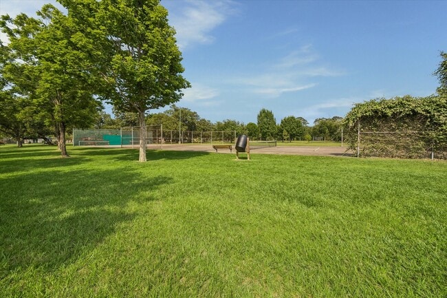 Building Photo - 5311 Hialeah Dr