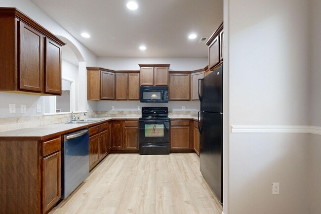 Building Photo - Beautifully maintained 3 bedroom 2.5 bath home