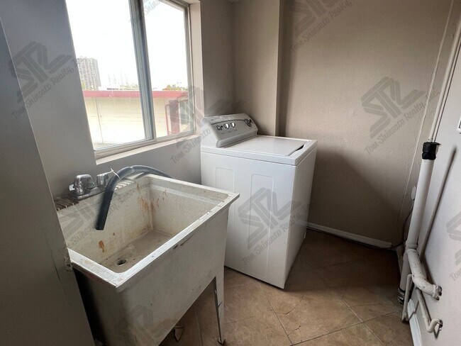 Building Photo - 1095