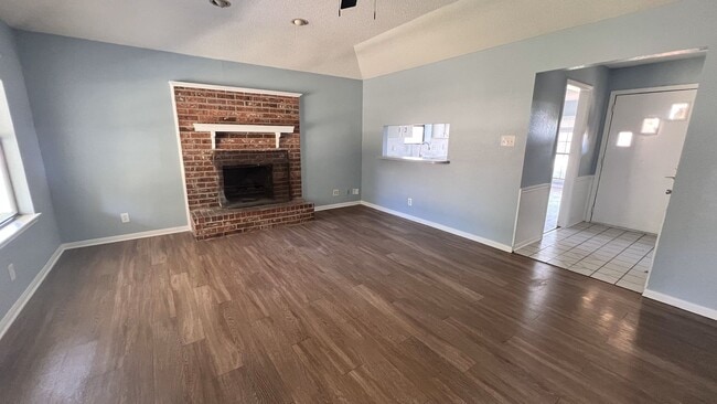 Building Photo - Three Bedroom Cozy Home Recently Remodeled!