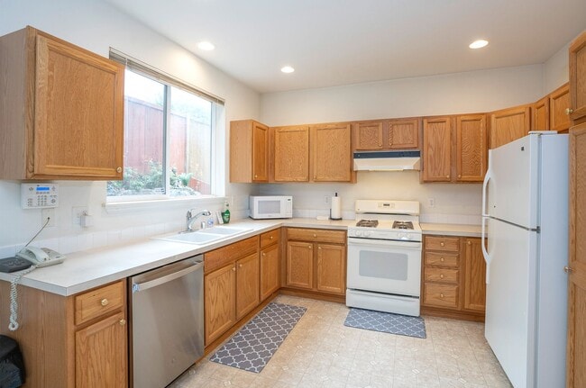Building Photo - Spacious 4-Bedroom in Renton’s Serenity Ridge