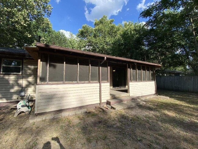 Building Photo - 521 N Lone Pine Ave
