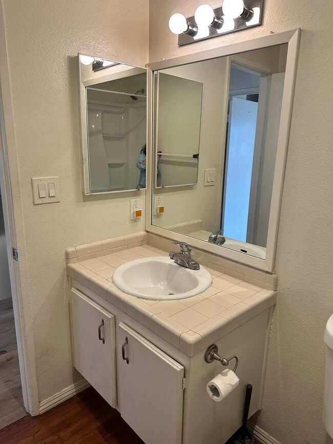 Building Photo - 2-Story 2 Bedroom Townhome with Garage!