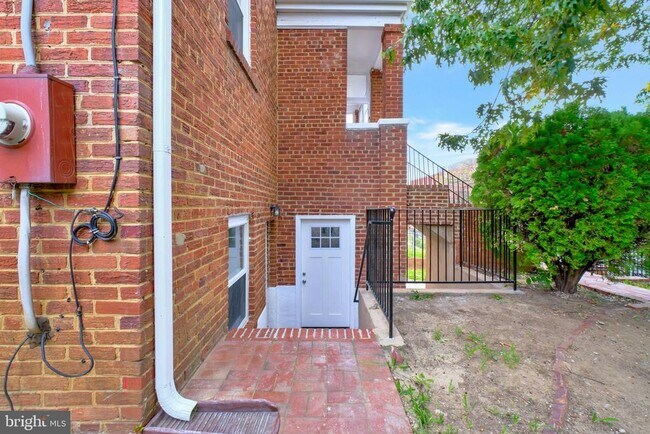 Building Photo - 5230 Blaine St NE