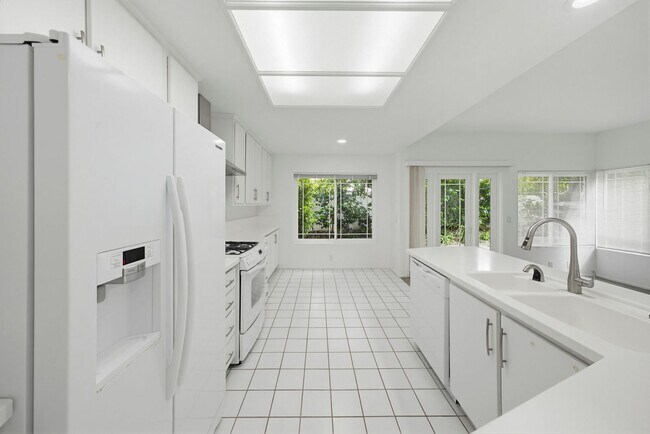 Building Photo - A wonderful opportunity to lease a bright, spacious Irvine home