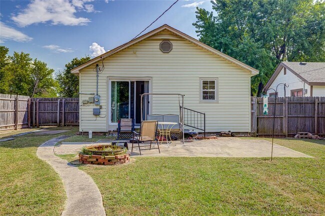 Building Photo - 913 E Comanche St