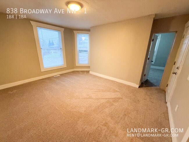 Building Photo - Updated 1-Bed, 1-Bath – First Month Rent $...