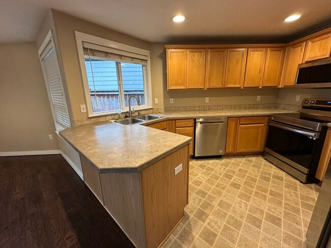 Building Photo - Very Nice 3 Bed 2 Bath Home With Vinyl Pla...