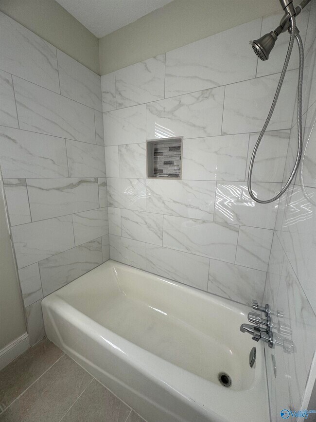 Building Photo - 9904 Willow Cove Rd SE