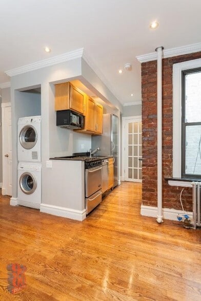 Primary Photo - 410 E 13th St