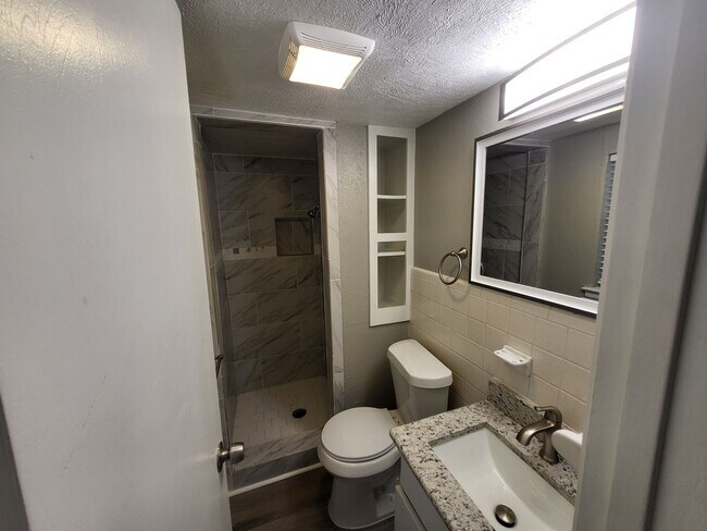 Building Photo - 2110 Redbud Ln