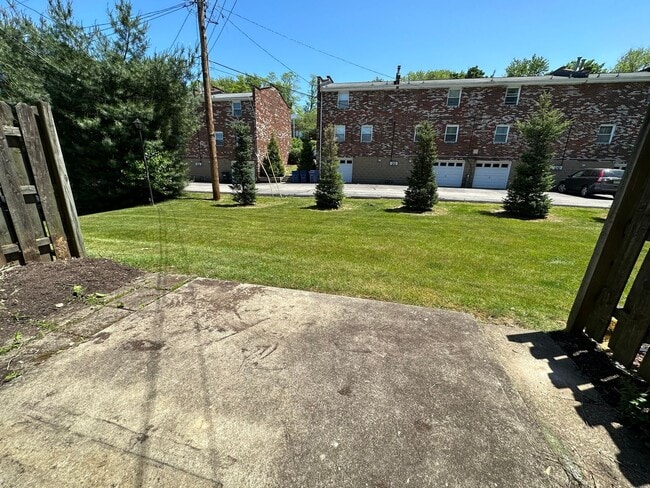 Building Photo - Wonderful Two Bedroom Townhouse in Perfect Plum Location! Private Patio, Garage & More! Call Today!