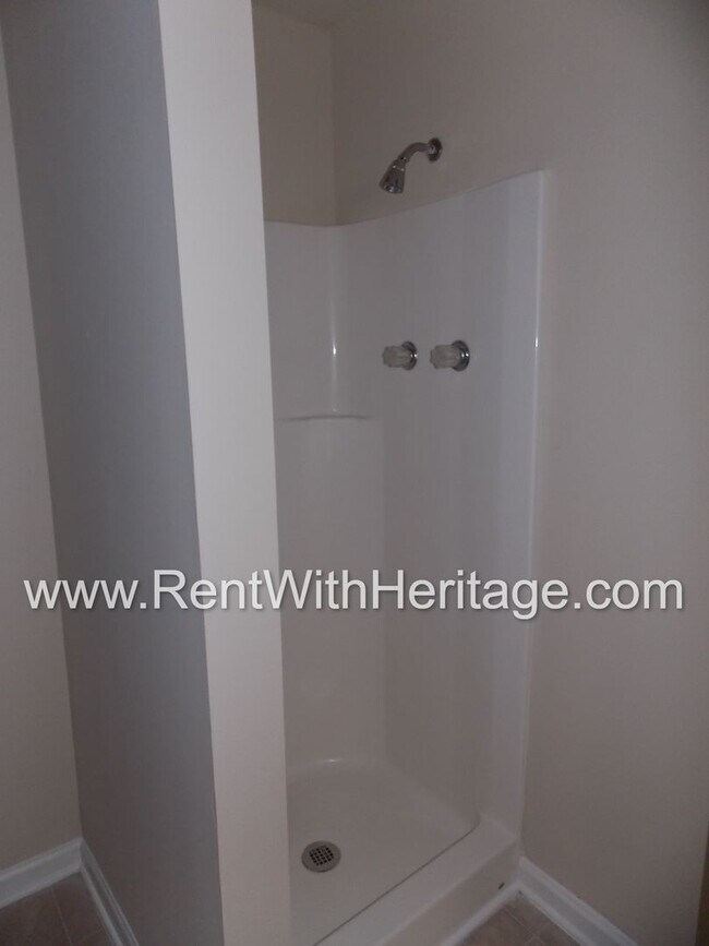 Building Photo - WONDERFUL HOME WITH FULL FINISHED BASEMENT / 5Bd - 3Ba / FENCED YARD