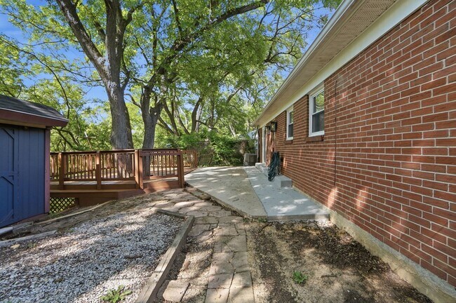 Building Photo - Three Bedroom Home with Great Outdoor Entertainment Space!