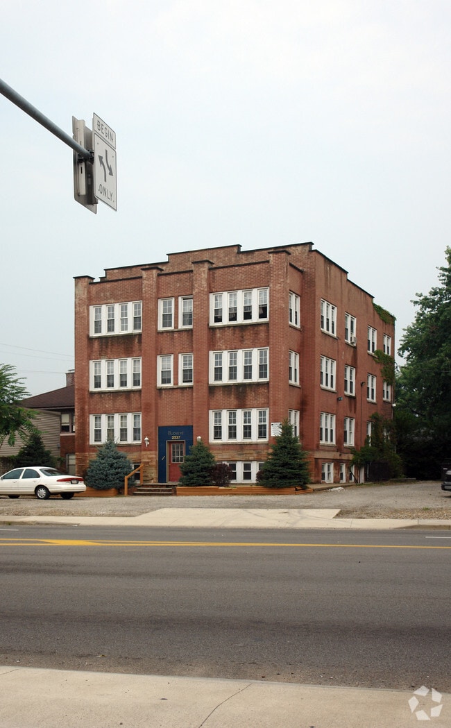 2237 Tuscarawas St W 2237 Tuscarawas St W Canton OH 44708 Apartment