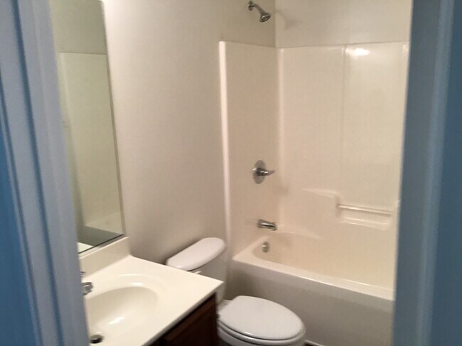 Building Photo - 2044 Longburn Dr