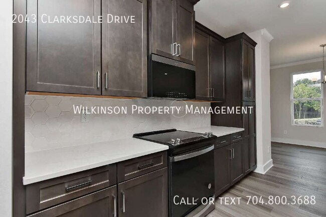 Building Photo - 2043 Clarksdale Dr