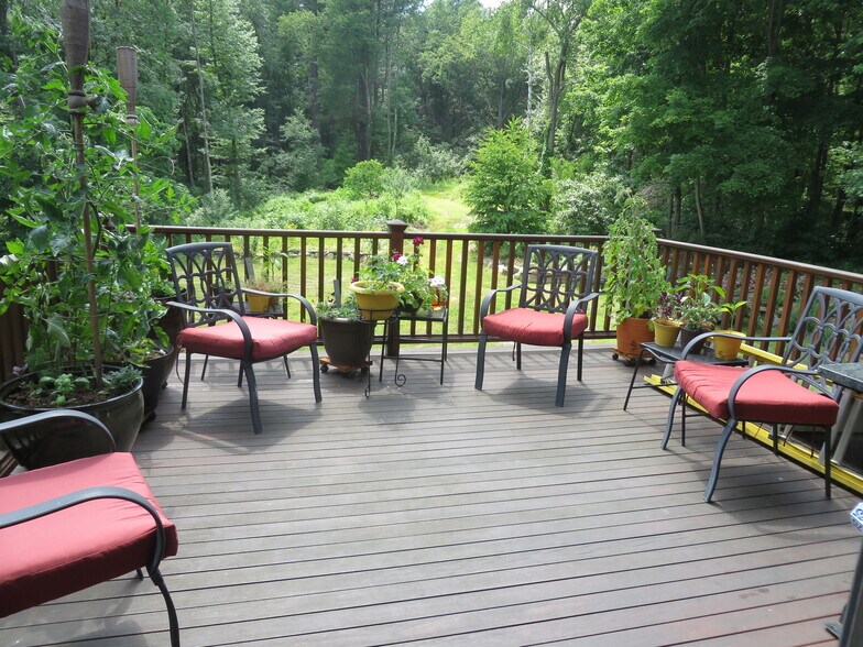 Deck overlooks private yard - 268 West St