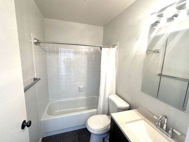 Building Photo - BEAUTIFUL TOP FLOOR  1 BED 1 BATH CONDO W/...